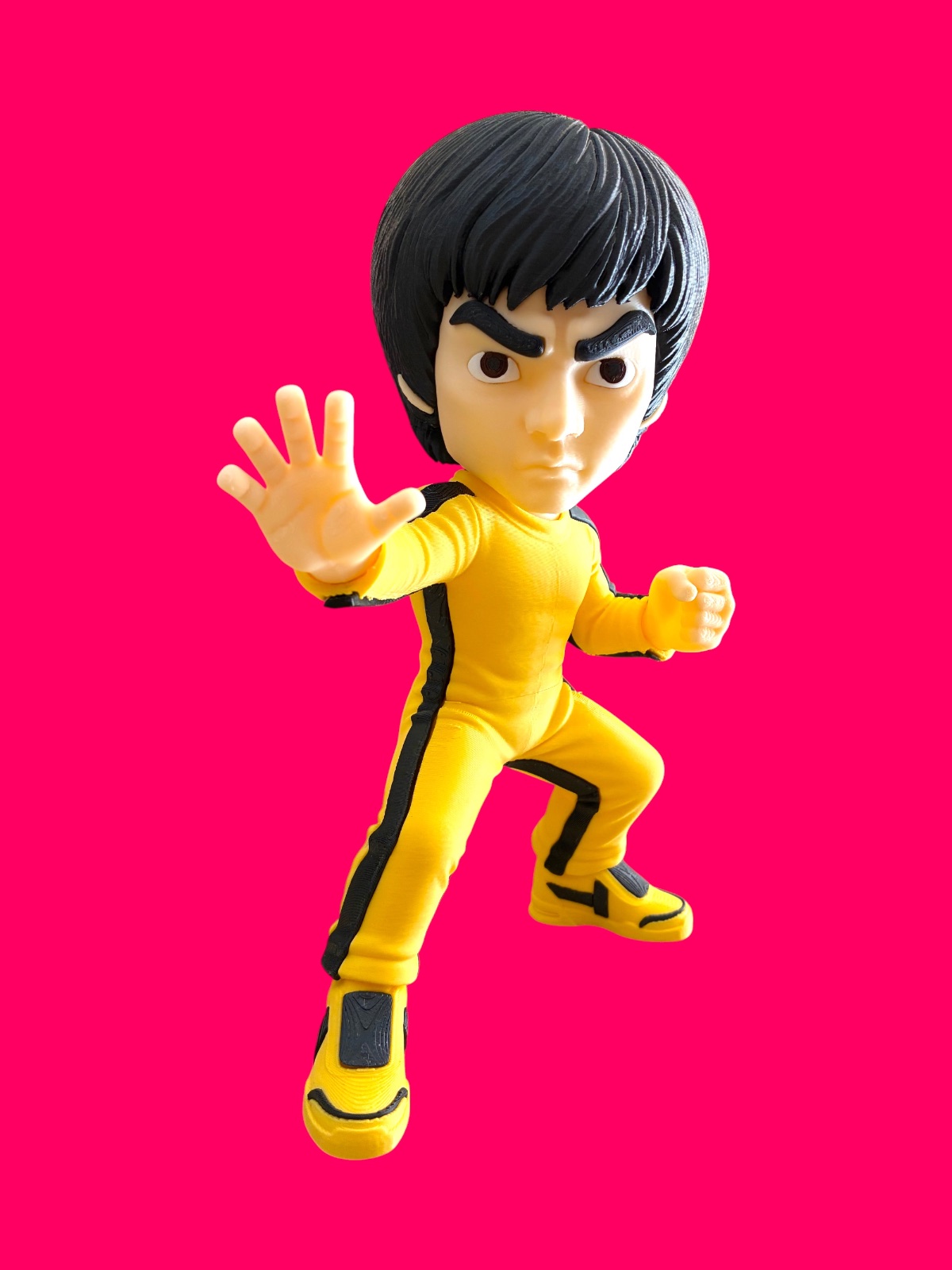 21 cm 3D-printed Bruce Lee collectible figure in iconic yellow jumpsuit martial arts pose