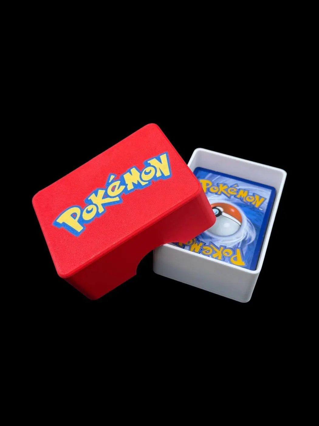 Κόκκινο και λευκό 3D-printed deck box με κίτρινο λογότυπο Pokémon στο καπάκι που περιέχει κάρτες